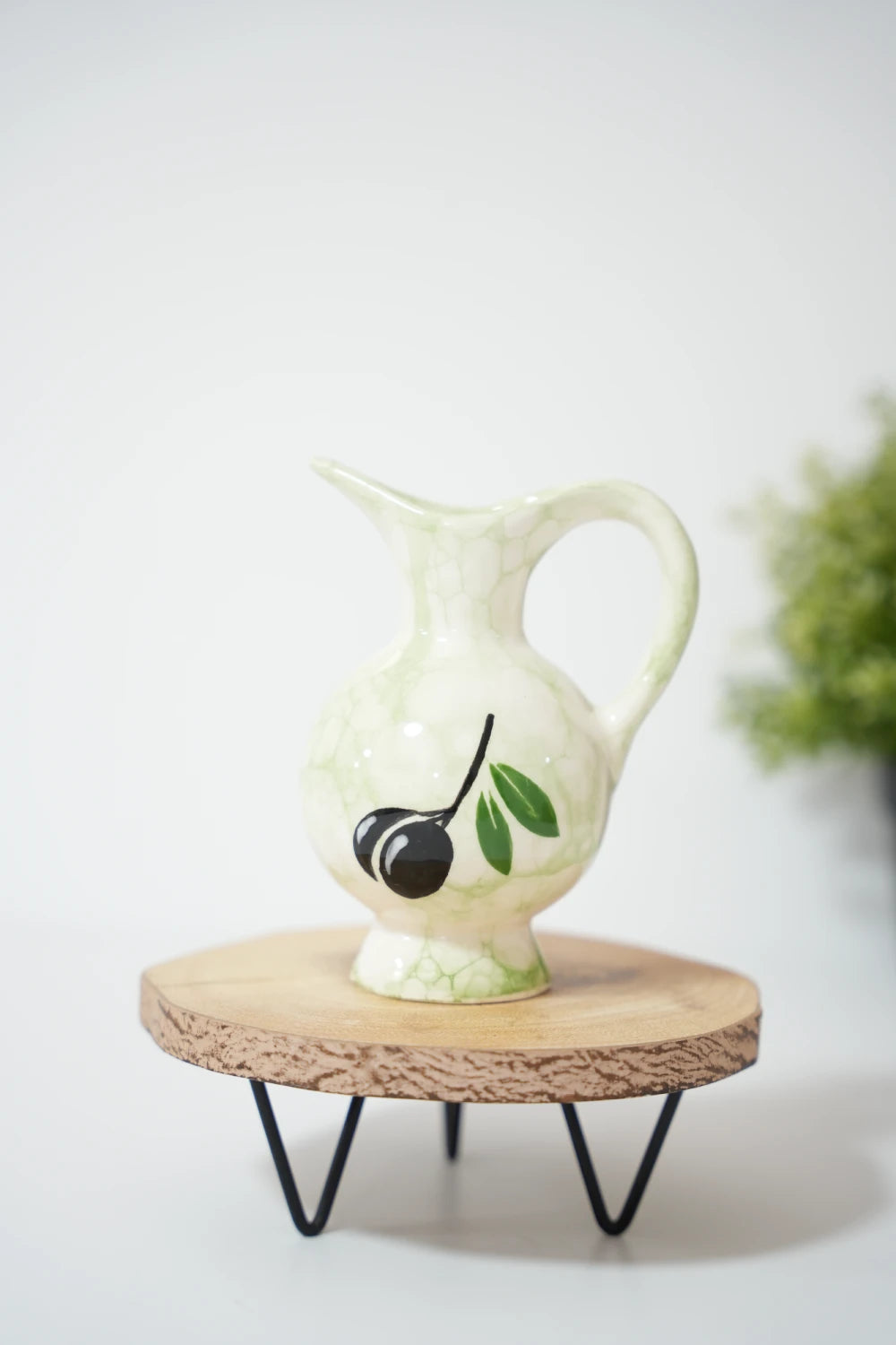 إبريق زيت خزفي – ظلّ الزيتون الأسود