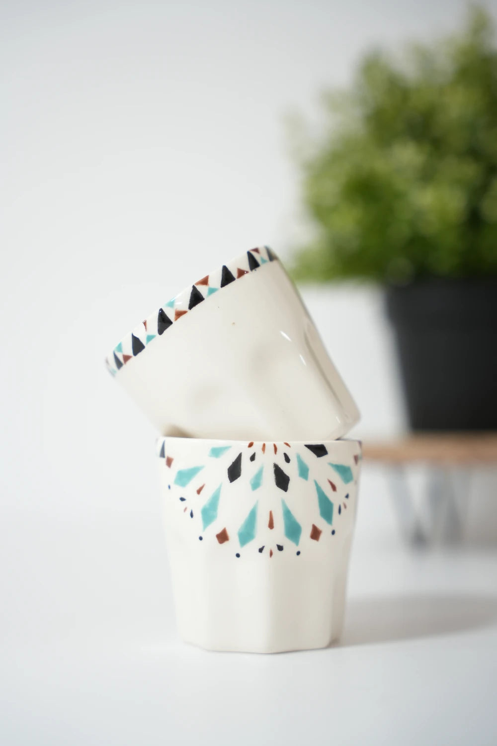 كوب خزفي بزخرفة هندسية نظيفة