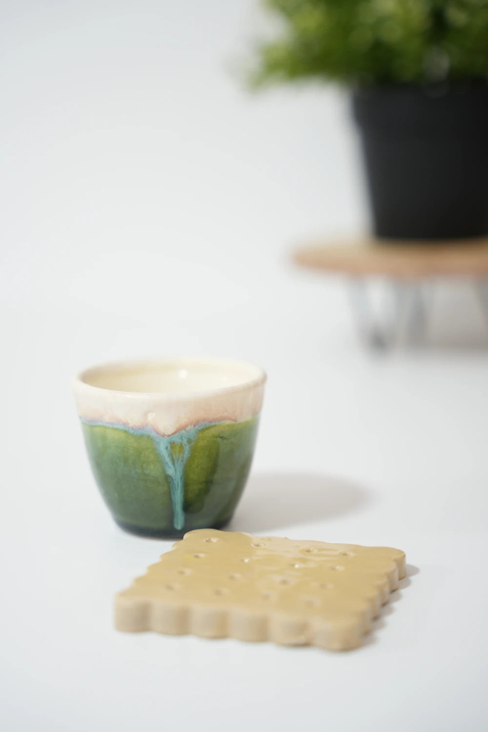 كوب خزفي أخضر/توركواز مع قاعدة بشكل بسكويت