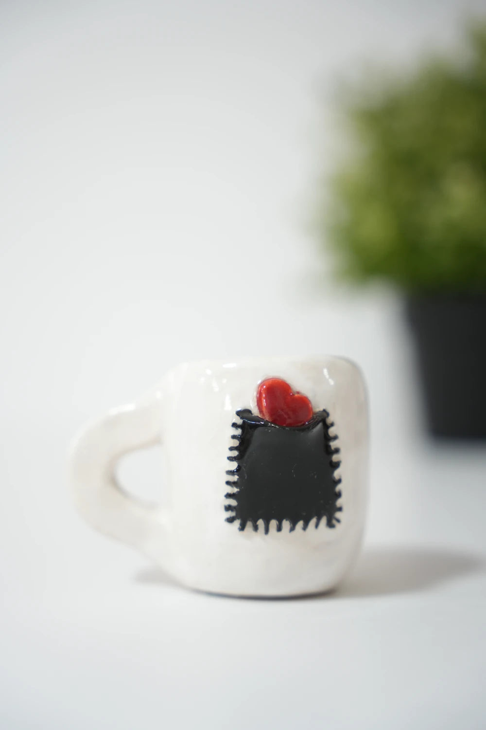 كوب بجيب صغير وقلب أحمر